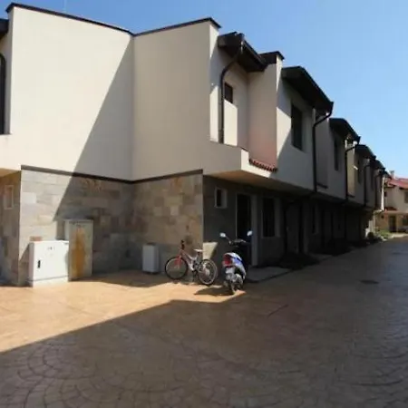 Dream In Imperial Heights ساني بيتش